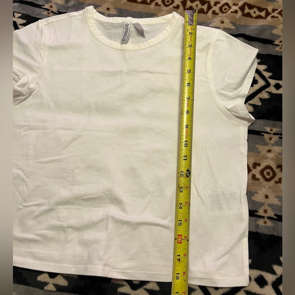 Dividcd Nwot Basic White Too. Size Medium - image 8